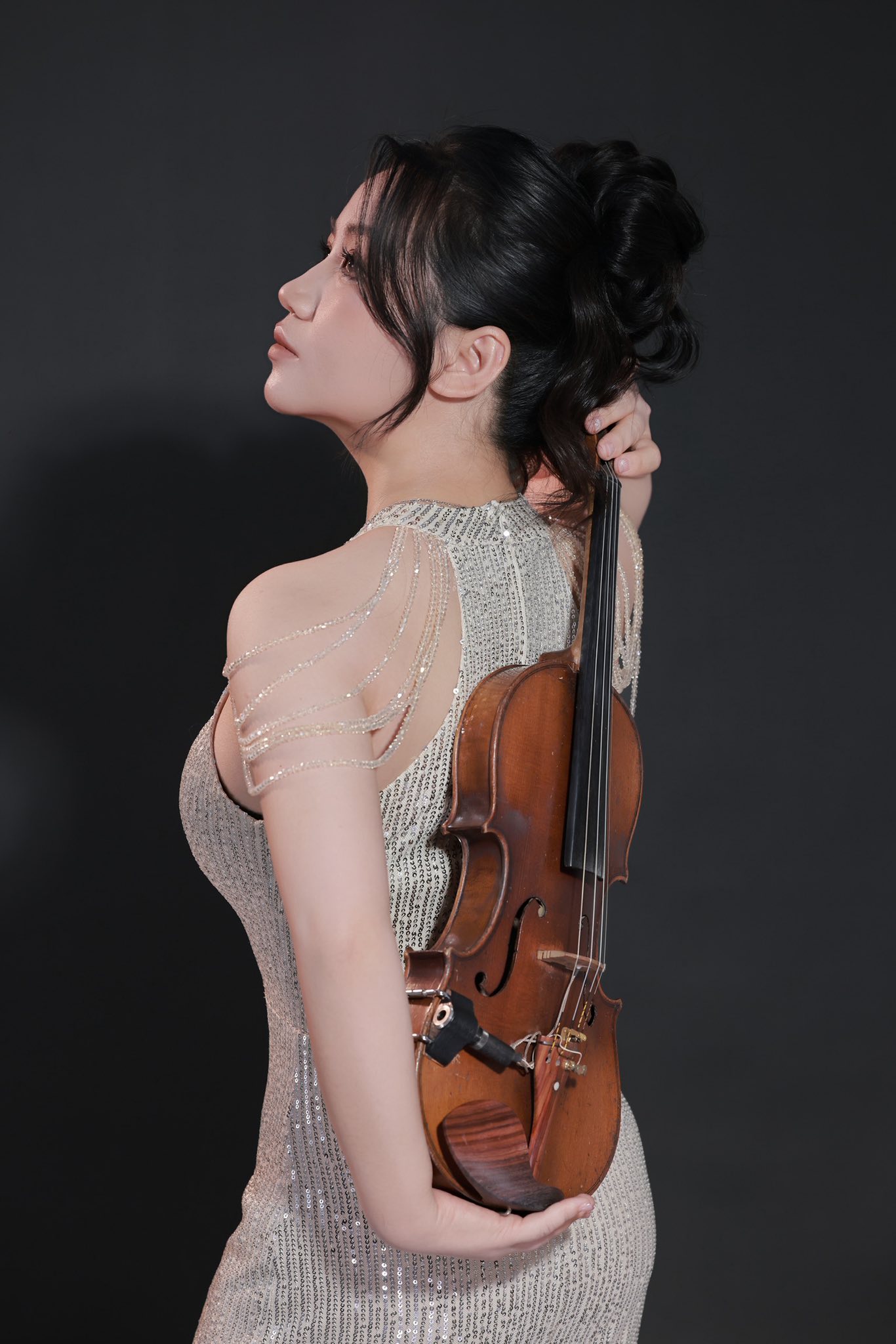 Nghệ sĩ Violin Chu Huyền tập luyện trong phòng thu âm