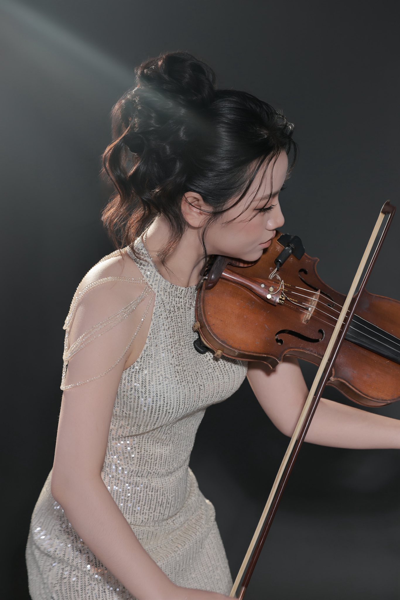 Chu Huyền chân dung vĩ cầm sang trọng