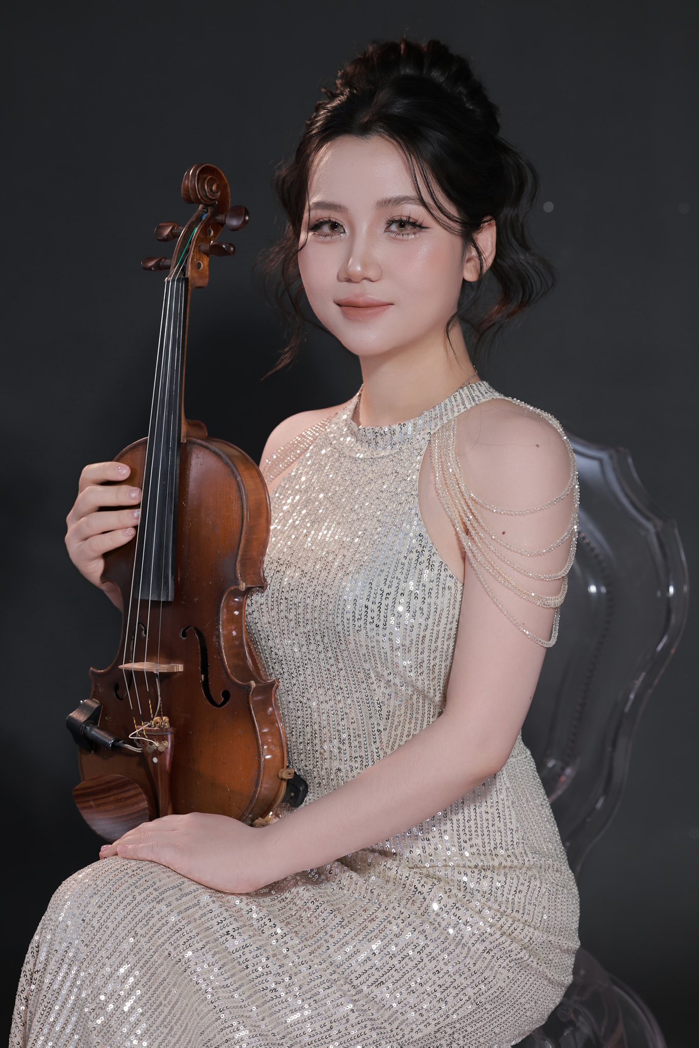 Chu Huyền biểu diễn Violin với tràn đầy xúc cảm