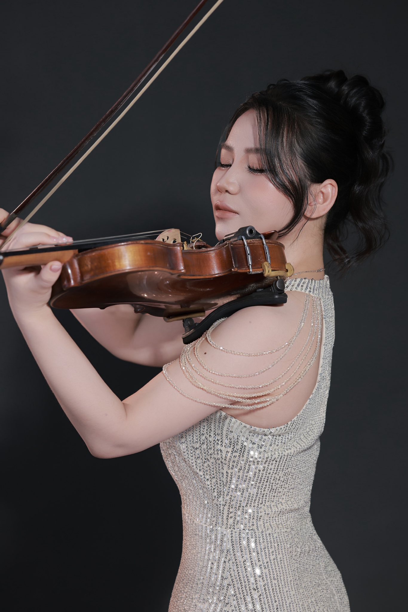 Cô giáo Chu Huyền tận tâm giảng dạy Violin cho học viên