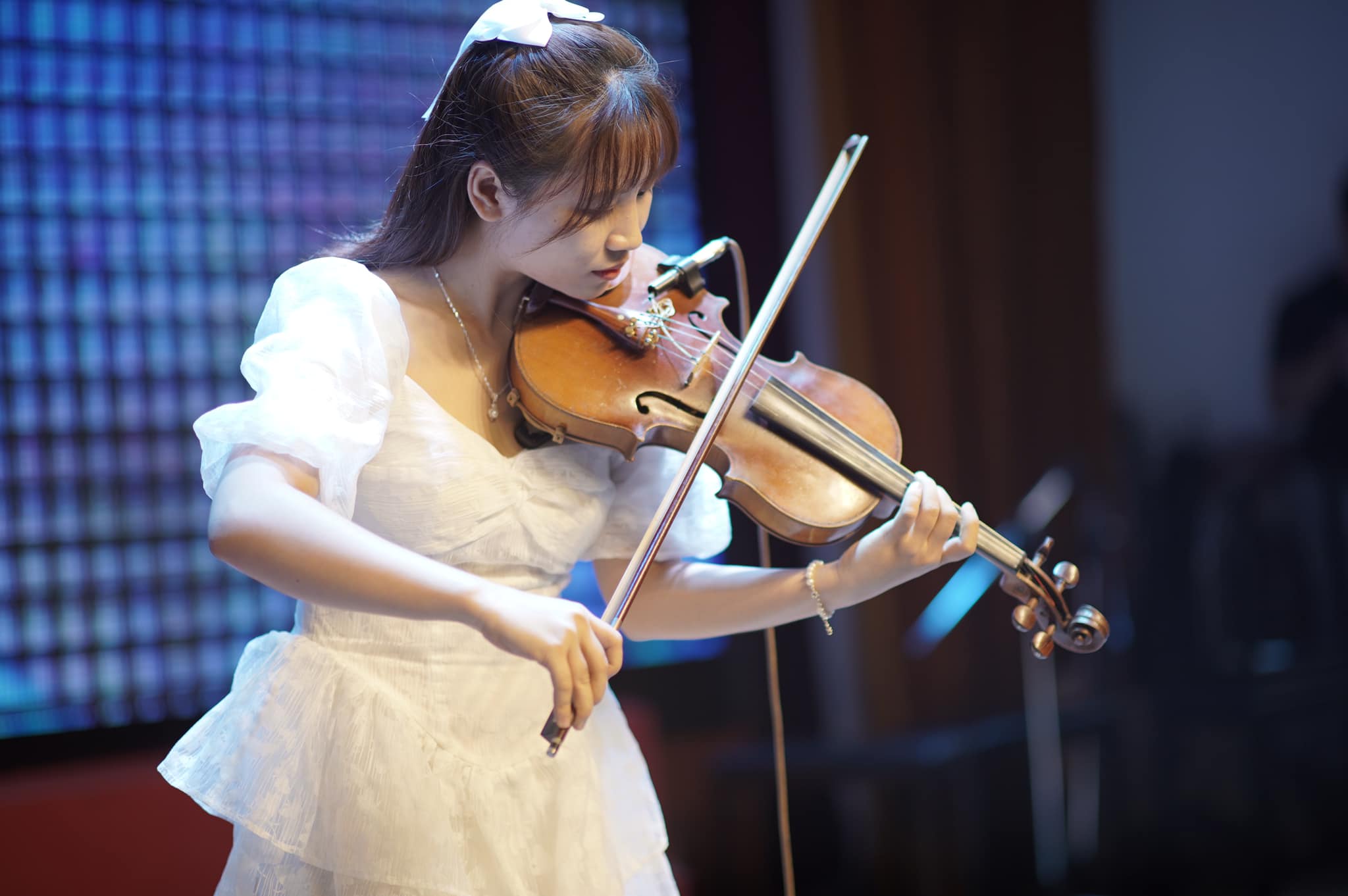 Chu Huyền biểu diễn Violin thăng hoa trên sân khấu sự kiện lớn